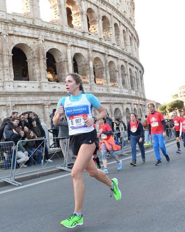 Elide-May Gravina sfreccia sotto il Colosseo alla We Run Rome!