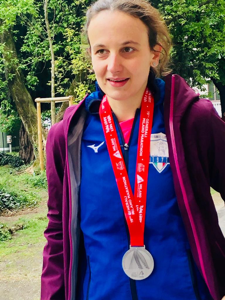 Laura, fresca campionessa sociale, con al collo la medaglia della Milano Marathon 2019