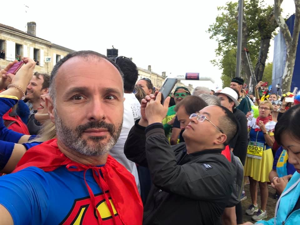Superman, alias Francesco Chemolli, alla partenza della Marathon des Chateaux du Medoc!