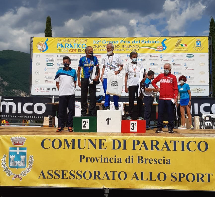 Gianfranco Marengoni sul podio di Campione d'Italia 10 km strada