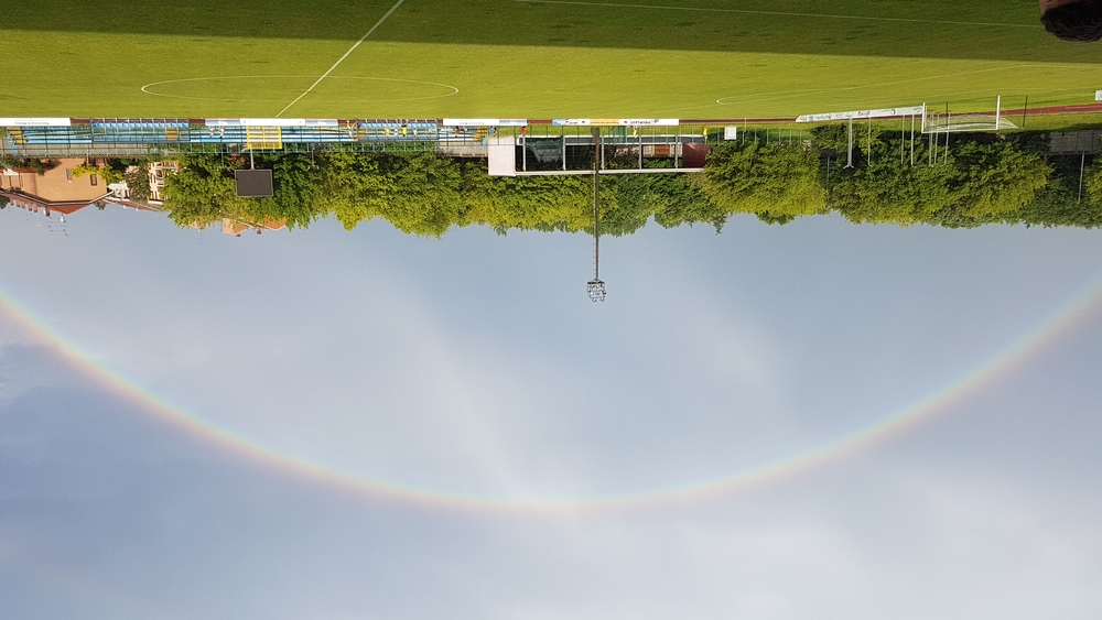 L'arcobaleno sul campo di Carate a conclusione di una grande giornata di sport