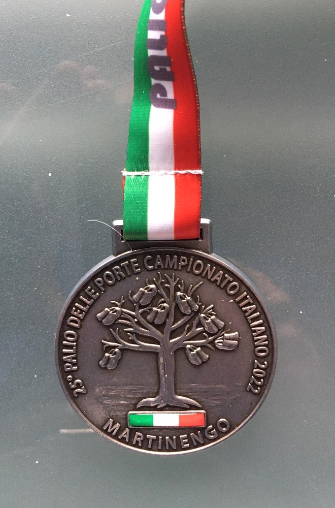 La medaglia della 10K di Martinengo, con l'effige dell'Albero degli zoccoli