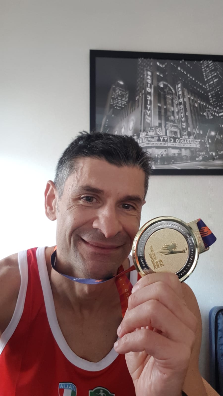 Giuseppe con la medaglia della NYC marathon