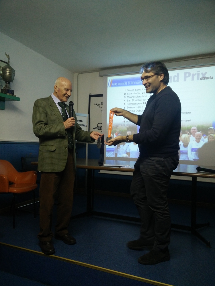 Il Direttore della Milanoarathon Andrea Basso consegna ad Isolano le medaglie 2016 in anteprima durante la serata della Strada