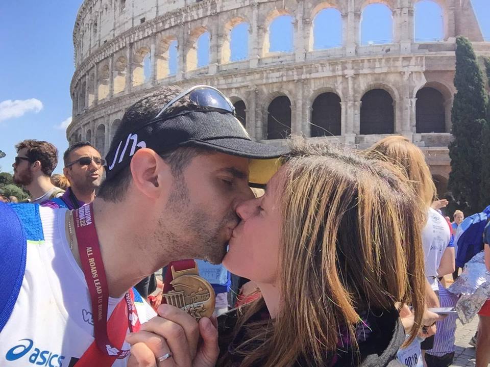 Un bacio da una persona speciale e la medaglia al collo, cosa volere di più? Mirko festeggia così al traguardo della sua prima maratona..complimenti!