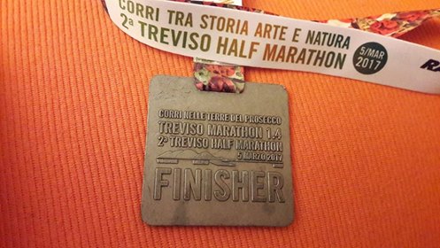 Monica Falautano festeggia con la medaglia conquistata alla Treviso Half Marathon..